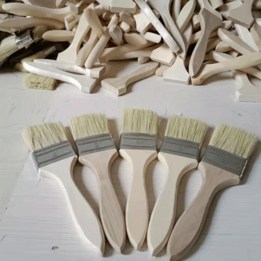 Customizable flat fan paint brushes with wooden handles in multiple sizes